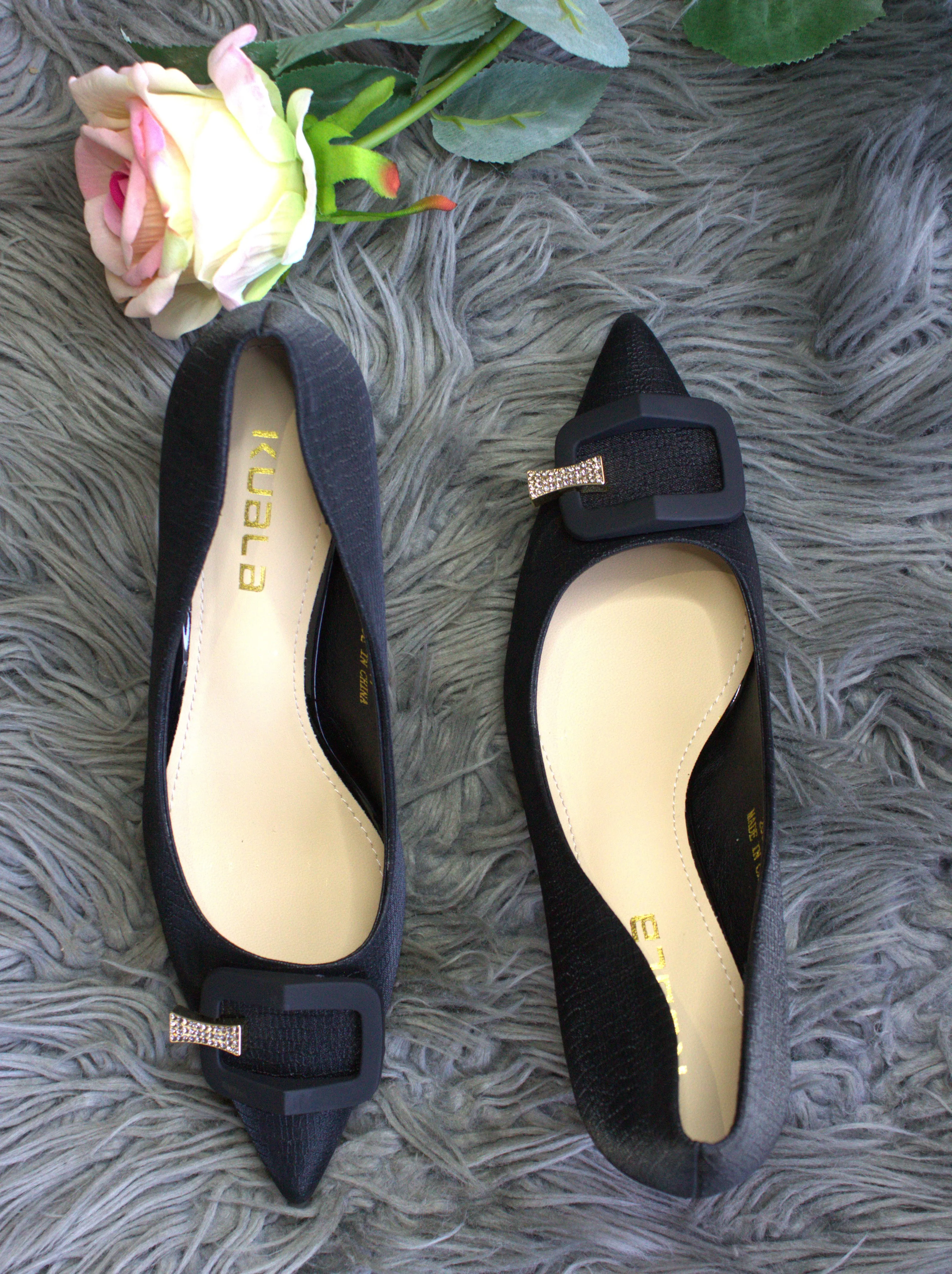 Black rectangle buckle kitty heel